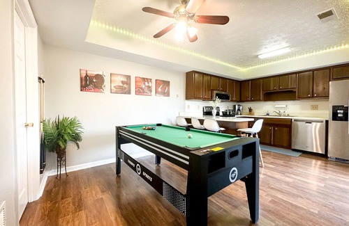 Lexington House | Cute Crib with Wide Screen Home Theater and Games