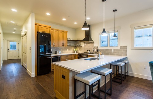 Bend Cottage | CUTE! Heart of resort w/amenities ~ private patio ~ pocket park ~ wifi ~ 🐶