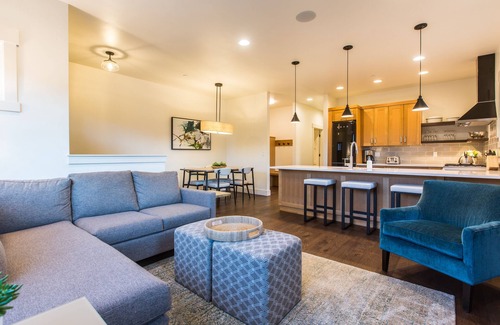 Bend Cottage | CUTE! Heart of resort w/amenities ~ private patio ~ pocket park ~ wifi ~ 🐶