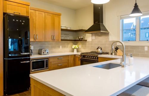 Bend Cottage | CUTE! Heart of resort w/amenities ~ private patio ~ pocket park ~ wifi ~ 🐶