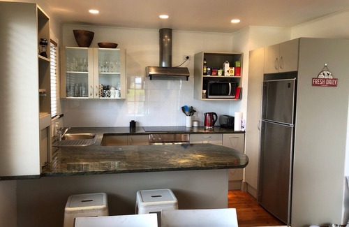 Whangateau House | Cute kiwi bach and separate modern cottage with sea views