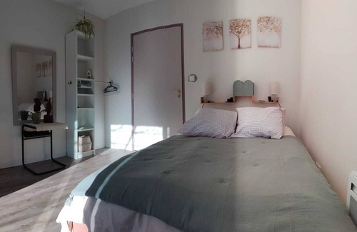 Chantemerle-les-Grignan House | Cute little room in Provence. PRM. Animal friendly.