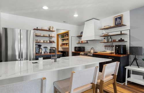 Camdenton Condo | Cute Little Boho Condo-Pet Friendly- Next Door to Pool- Boat Slip- Completely Remodeled- Less than 10 min from Amphitheater