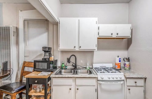 New Pathways Apartment | Cute Midtown Studio V5