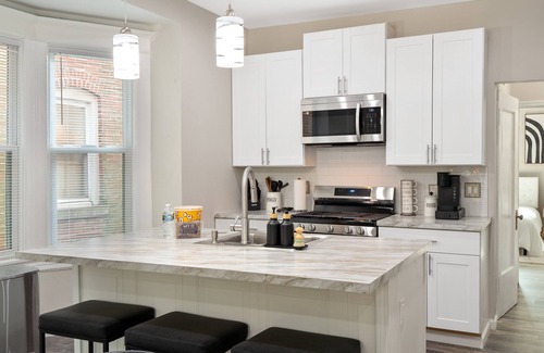 St. Louis Apartment | Cute Newly Renovated/King Beds/WashU & Clayton