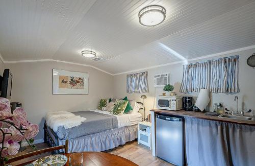 Peter Howell House | Cute Peaceful Tiny House Getaway w Backyard - Low Summer Rates!