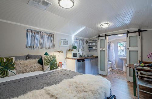 Peter Howell House | Cute Peaceful Tiny House Getaway w Backyard - Low Summer Rates!