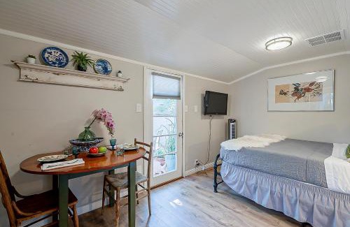 Peter Howell House | Cute Peaceful Tiny House Getaway w Backyard - Low Summer Rates!