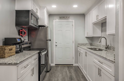 Amarillo House | Cute, Privately Split Duplex W/Queen Beds & Large TVs, Located on RT 66