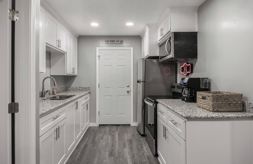 Amarillo House | Cute, Privately Split Duplex W/Queen Beds & Large TVs, Located on RT 66