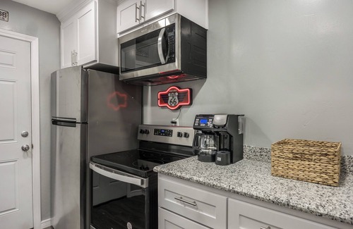 Amarillo House | Cute, Privately Split Duplex W/Queen Beds & Large TVs, Located on RT 66