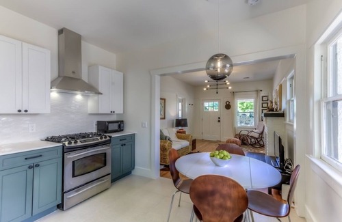 Feldman's House | Cute remodeled bungalow very close to University and downtown