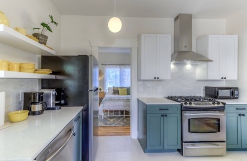 Feldman's House | Cute remodeled bungalow very close to University and downtown