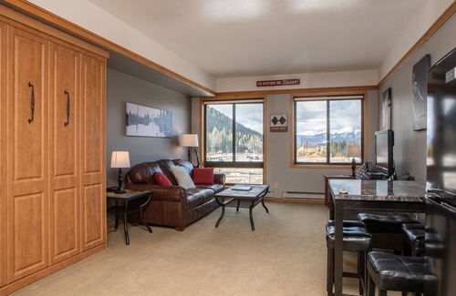Mountain House Condo | Cute Studio/3 Minute Walk to Lift/Hot Tub Access