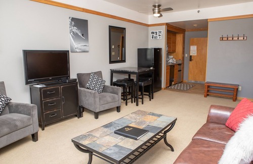 Mountain House Condo | Cute Studio/3 Minute Walk to Lift/Hot Tub Access