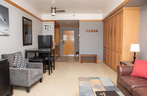 Mountain House Condo | Cute Studio/3 Minute Walk to Lift/Hot Tub Access