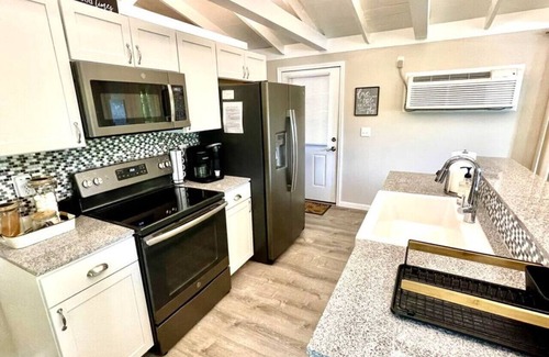 Cadiz Cottage | Cutest Cozy Getaway Cottage w/Sunset Lakeview