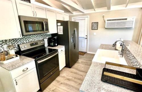 Cadiz House | Cutest Cozy Getaway Cottage with Sunset Lakeview