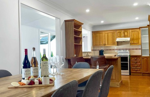 Lovedale Cottage | Cuvee Cottage - Family and pet friendly 4 bedroom cottage with pool and on-site cellar door