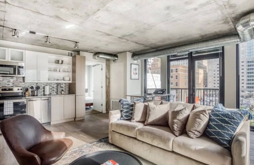 Downtown Minneapolis Apartment | CW/2 Bed/Sky Lounge/Rooftop Pool/Gym/DD