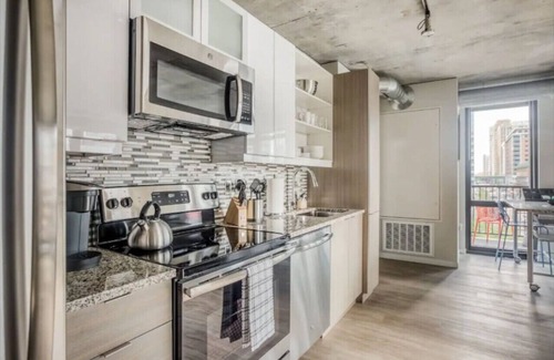 Downtown Minneapolis Apartment | CW/2 Bed/Sky Lounge/Rooftop Pool/Gym/DD