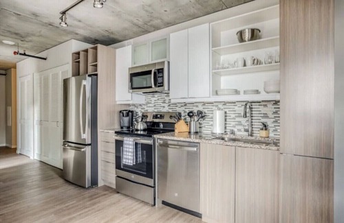 Downtown Minneapolis Apartment | CW/2 Bed/Sky Lounge/Rooftop Pool/Gym/DD