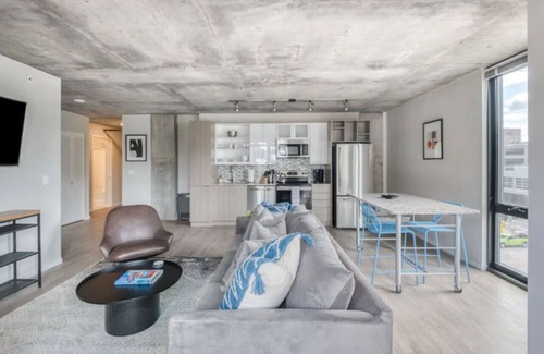 Downtown Minneapolis Apartment | CW/2BR/Sky Lounge/Rooftop Pool/Gym /A