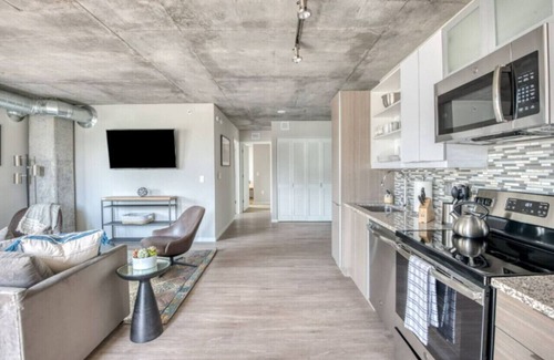 Downtown Minneapolis Apartment | CW/2BR/Sky Lounge/Rooftop Pool/Gym /A