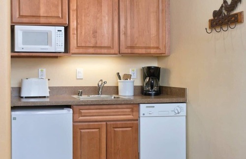 Taos Condo | CW Taos Resort | 1BR/1BA King Balcony Suite