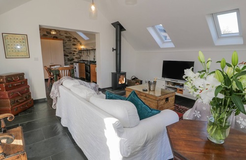 Llanfaethlu Cottage | CWCH GWENYN, character holiday cottage in Llanfachraeth