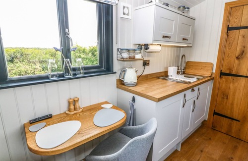 Llanfachraeth Cottage | CWT Y RHOS, pet friendly, character holiday cottage in Valley