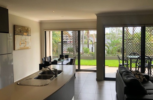 Mulwala Apartment | Cypress 39 A located close to clubs overlooking the lake.