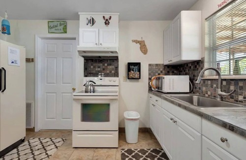 Steinhatchee House | Cypress Cottage in the heart of Steinhatchee! Fenced in yard!