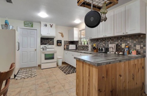 Steinhatchee House | Cypress Cottage in the heart of Steinhatchee! Fenced in yard!