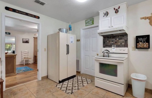 Steinhatchee House | Cypress Cottage in the heart of Steinhatchee! Fenced in yard!