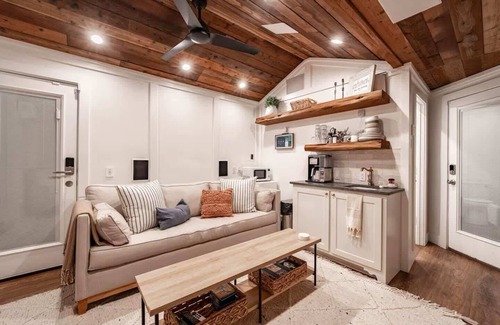 Tech Terrace Apartment | Cypress Lounge - 1BR/1BA - Guest House