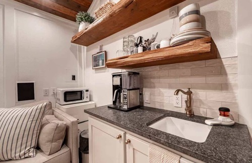 Tech Terrace Apartment | Cypress Lounge - 1BR/1BA - Guest House