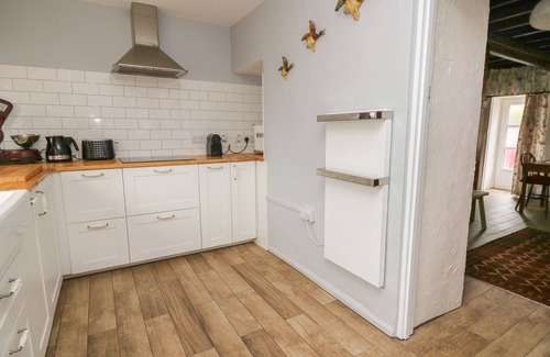 Tre Taliesin House | CYSGOD Y COED, pet friendly, character holiday cottage in Tre'r Ddol