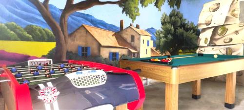 Montelimar House | Décompression assurée - Super Calme - Jacuzzi Chauffé à remous - Jardin et Terrasse - Clim - Salle de Jeux avec Fresque Provençale - Grande Piscine Partagée au Sel - Maison spacieuse, tout équipée et joliment décorée - Proche des commodités