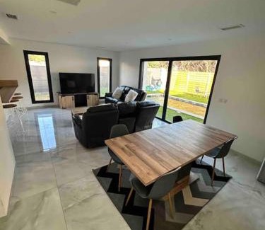 Saint-Andre-de-Sangonis Villa | Détente et Plaisir : Villa Moderne avec Piscine