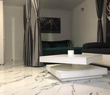 Jibert Apartment | D&D Apartment's Delightful home with parking!