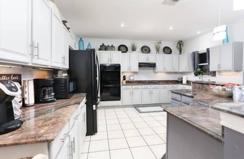 San Antonio House | D'Hidden Gem |Sleeps16 |Heated Pool, 5 acres