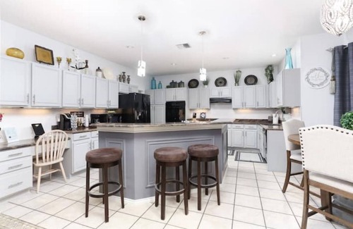 San Antonio House | D'Hidden Gem |Sleeps16 |Heated Pool, 5 acres