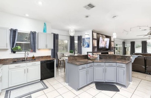 San Antonio House | D'Hidden Gem |Sleeps16 |Heated Pool, 5 acres