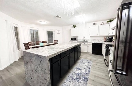 San Antonio House | D'Oasis "Pool Paradise" Hot tub, Sleeps19 Pet friendly, Come Celebrate BOOK IT!