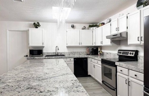 San Antonio House | D'Oasis "Pool Paradise" Hot tub, Sleeps19 Pet friendly, Come Celebrate BOOK IT!