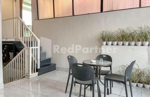 Laweyan Hotel | D Palma Near Lokananta Manahan Mitra RedDoorz