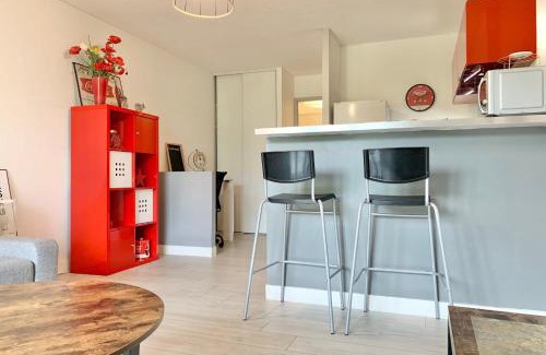 Secteur 1 Apartment | #D1 The red one Studio sofa bed Near GEM train station