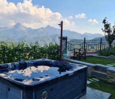 Casola in Lunigiana House | DA ERCOLE casa vacanze di lusso con giardino, piscina e idromassaggio.