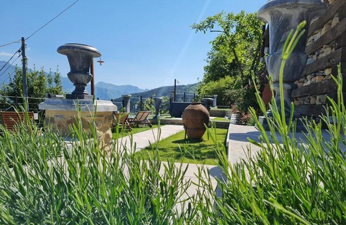 Casola in Lunigiana House | DA ERCOLE casa vacanze di lusso con giardino, piscina e idromassaggio.